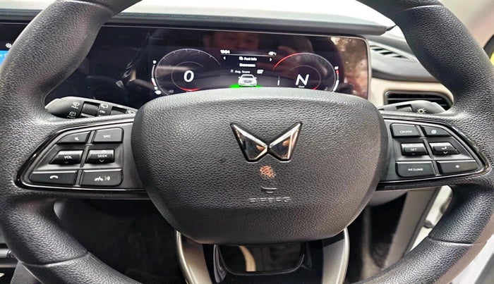 2024 Mahindra XUV700 AX 5 P MT 7 STR, Petrol, Manual, 16,432 km, interior