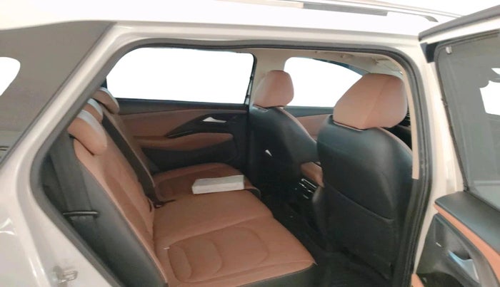 2023 MG HECTOR PLUS SHARP PRO 1.5 PETROL TURBO CVT 7 STR, Petrol, Automatic, 12,488 km, interior