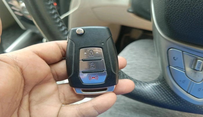 2020 Mahindra XUV300 W8 (O) 1.2 PETROL, Petrol, Manual, 95,721 km, interior