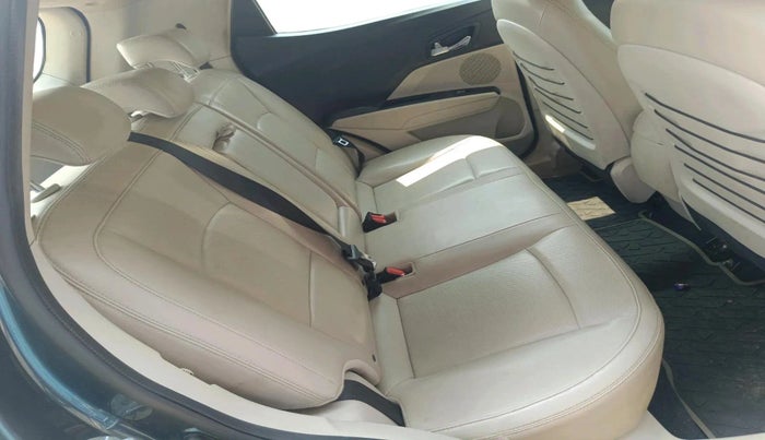 2020 Mahindra XUV300 W8 (O) 1.2 PETROL, Petrol, Manual, 95,721 km, interior