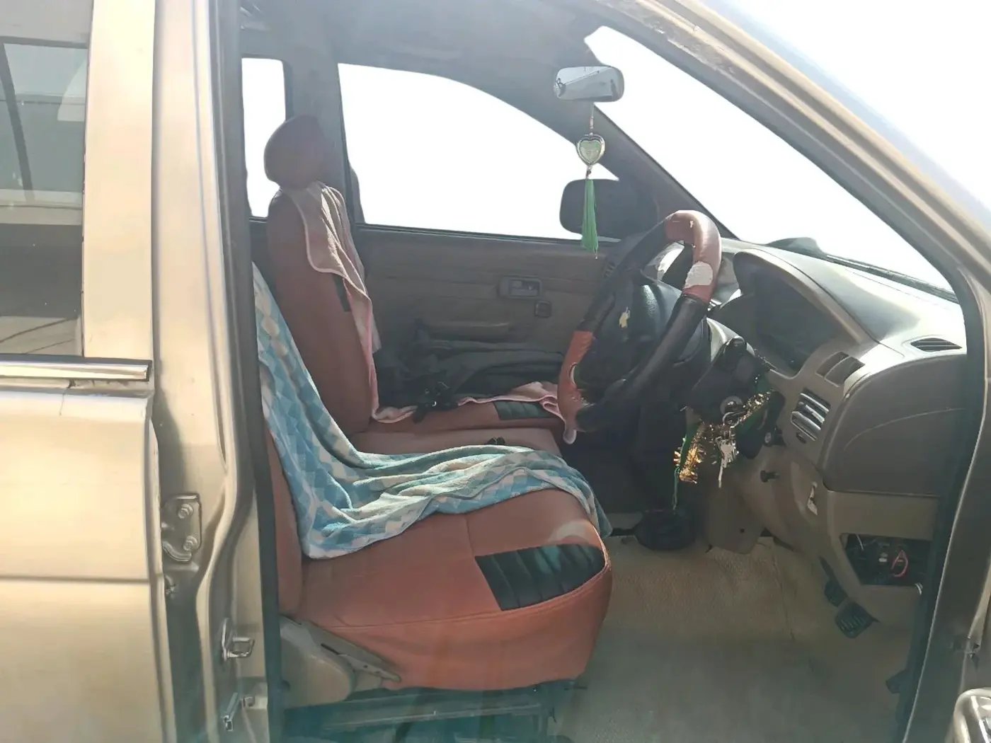 2011 Chevrolet Tavera LS B2 7 STR, Diesel, Manual, 1,98,422 km, interior