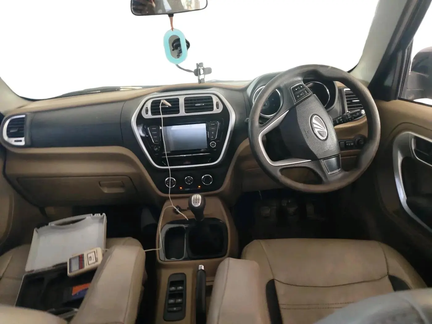 2019 Mahindra TUV300 T10, Diesel, Manual, 76,273 km, interior