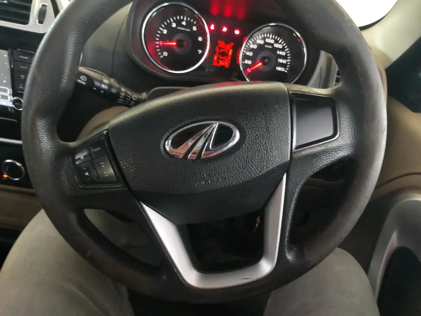 2019 Mahindra TUV300 T10, Diesel, Manual, 76,273 km, interior