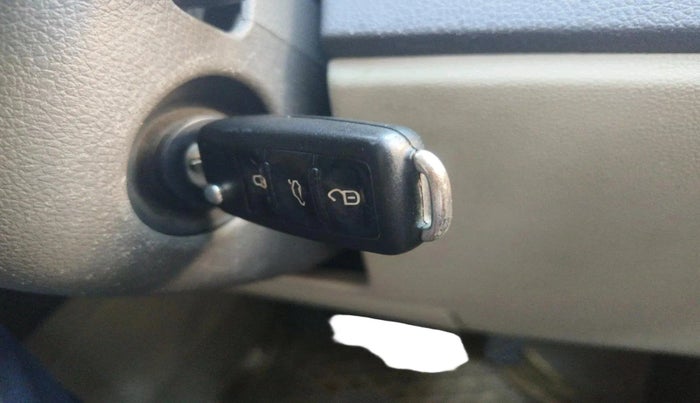 2011 Volkswagen Vento HIGHLINE 1.6 MPI, Petrol, Manual, 1,43,800 km, interior