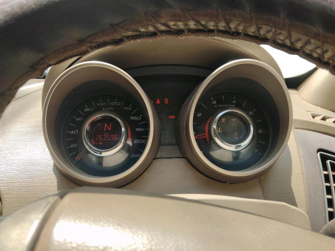 2013 Mahindra XUV500 W8, Diesel, Manual, 2,63,598 km, interior