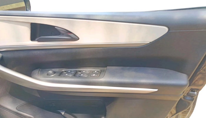 2022 Mahindra XUV700 AX 3 D MT 7 STR, Diesel, Manual, 70,992 km, interior