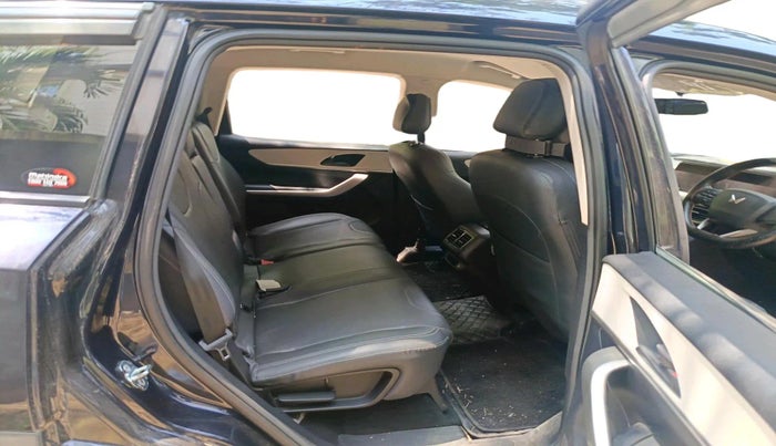 2022 Mahindra XUV700 AX 3 D MT 7 STR, Diesel, Manual, 70,992 km, interior