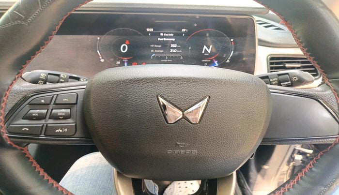 2022 Mahindra XUV700 AX 3 D MT 7 STR, Diesel, Manual, 70,992 km, interior