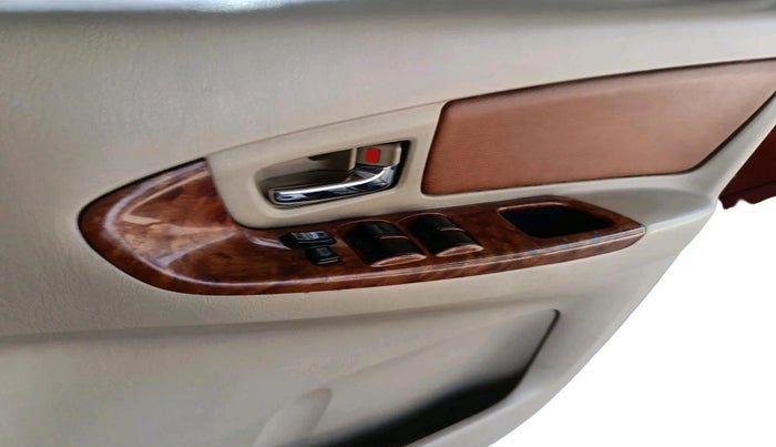 2007 Toyota Innova V 2.5 8 STR, Diesel, Manual, 2,72,923 km, interior