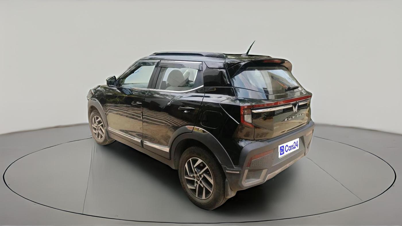 2025 Mahindra XUV 3XO AX5 1.2 L TCMPFI AT, Petrol, Automatic, 12,449 km, exterior