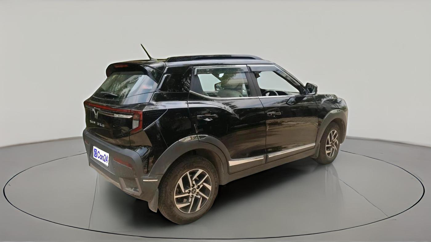 2025 Mahindra XUV 3XO AX5 1.2 L TCMPFI AT, Petrol, Automatic, 12,449 km, exterior