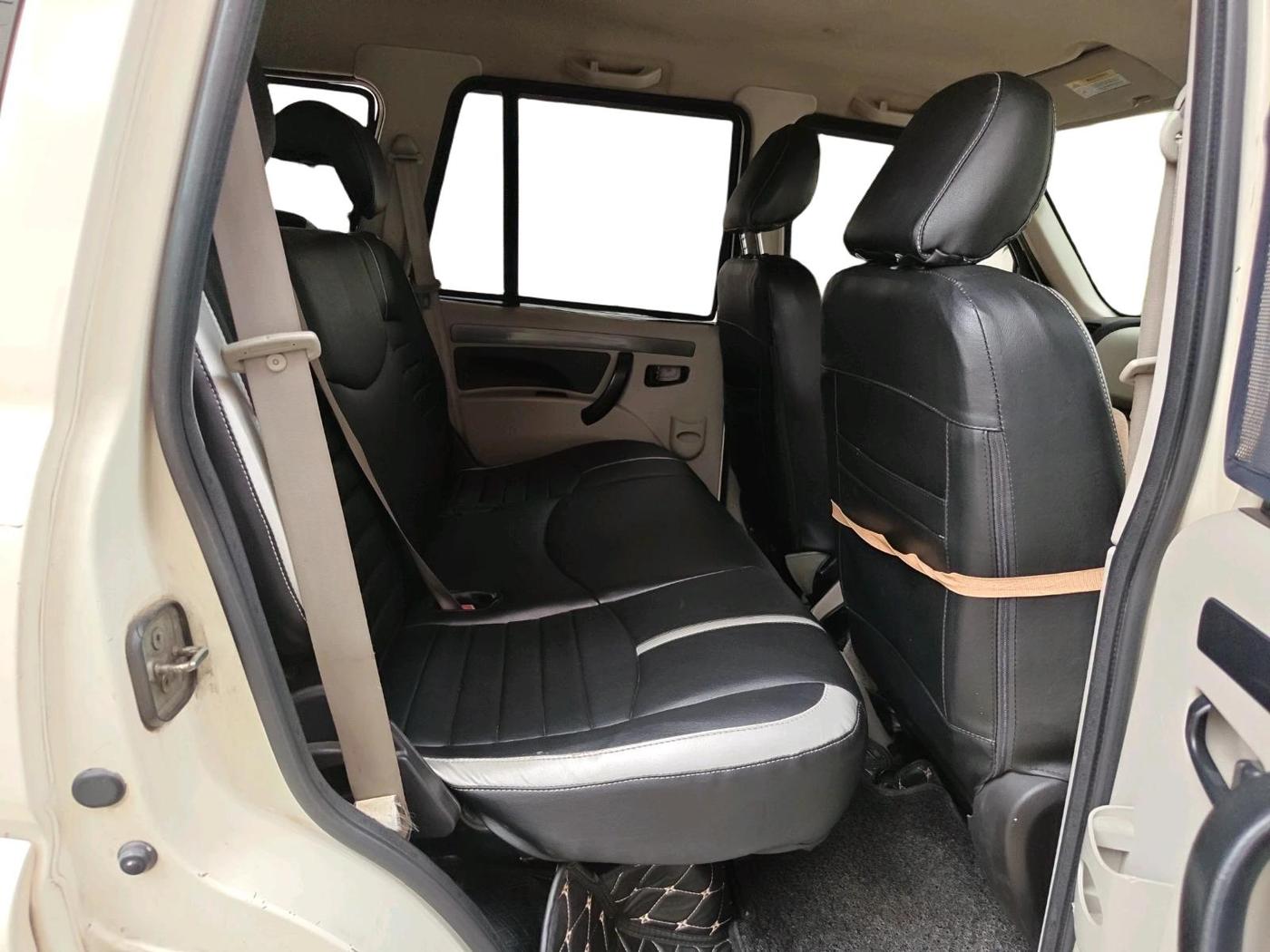 2015 Mahindra Scorpio S4 PLUS, Diesel, Manual, 1,68,438 km, interior