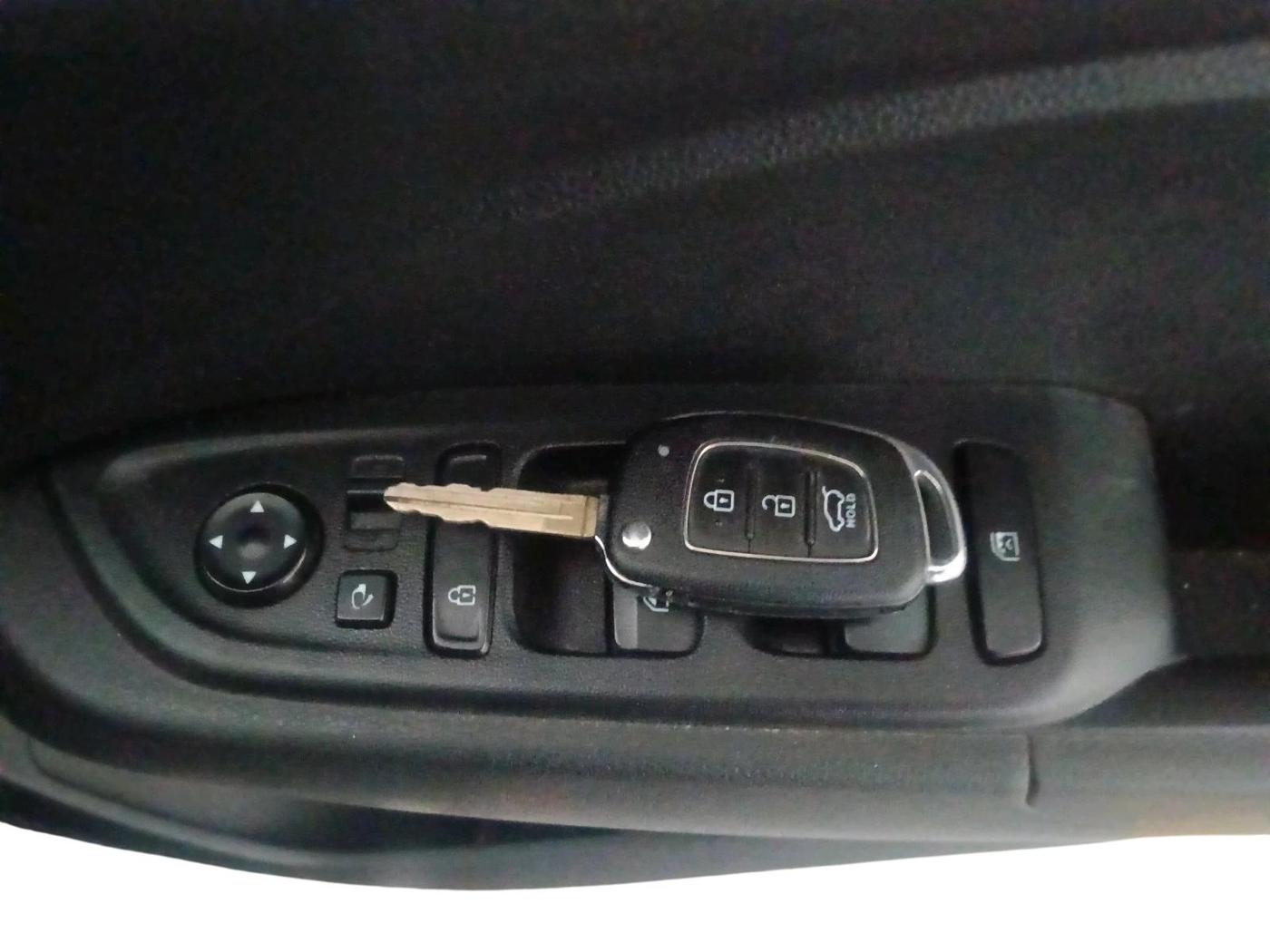 2020 Hyundai VENUE S+ 1.2, Petrol, Manual, 27,687 km, interior