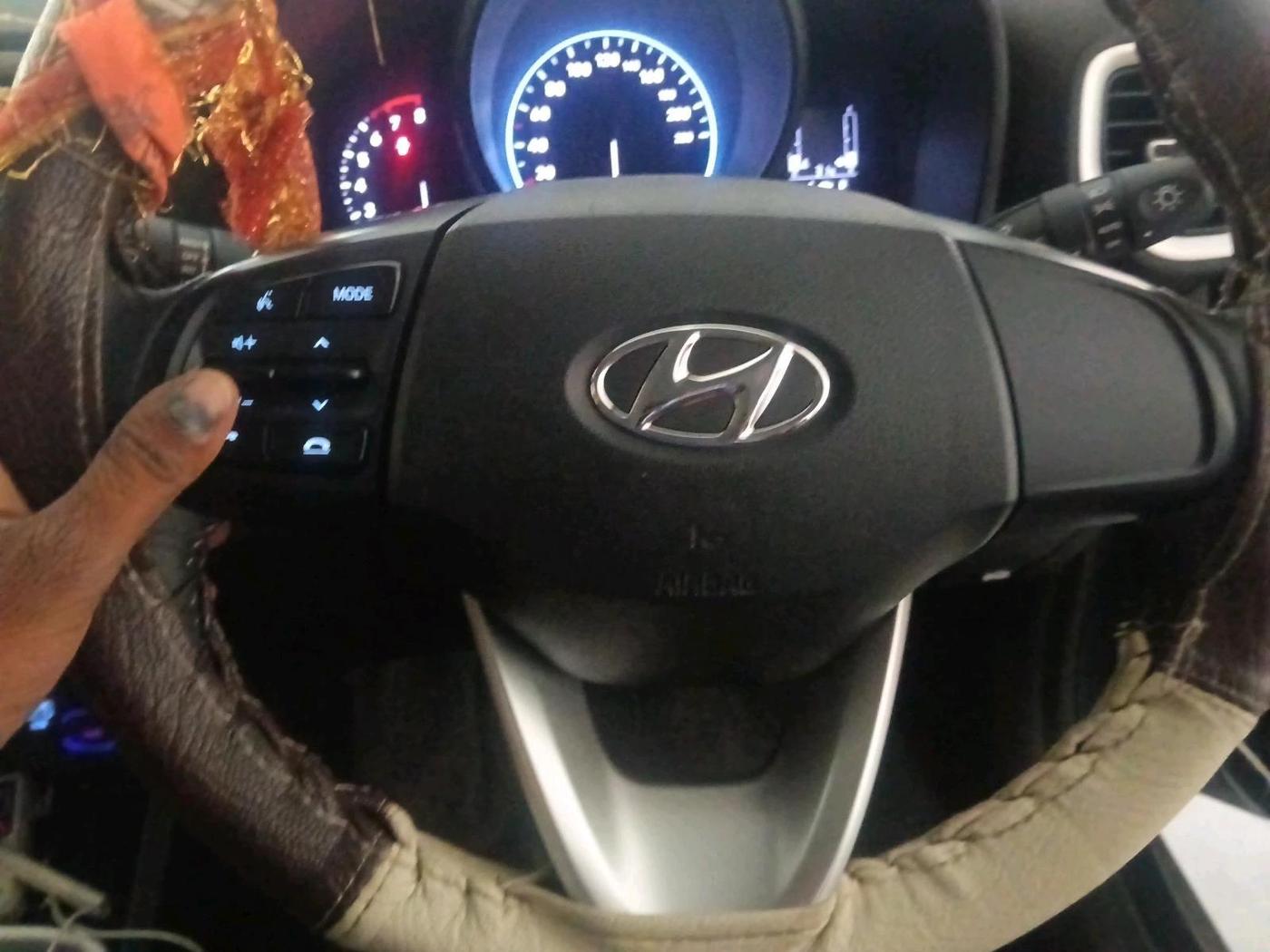 2020 Hyundai VENUE S+ 1.2, Petrol, Manual, 27,687 km, interior