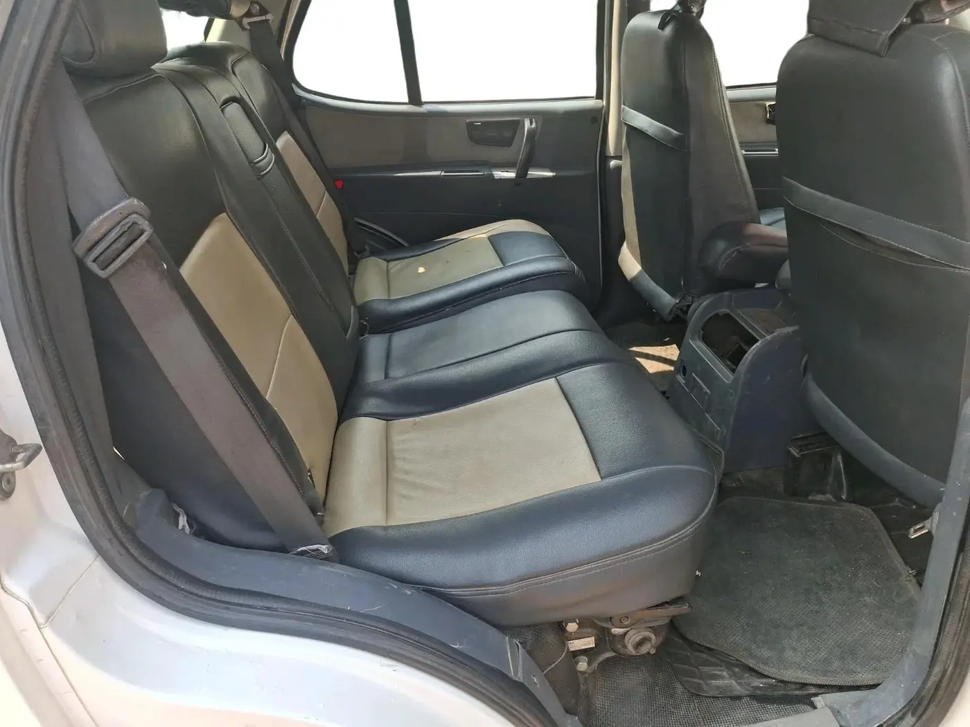 2010 Tata Safari 4X2 LX DICOR 2.2 VTT, Diesel, Manual, 1,26,402 km, interior