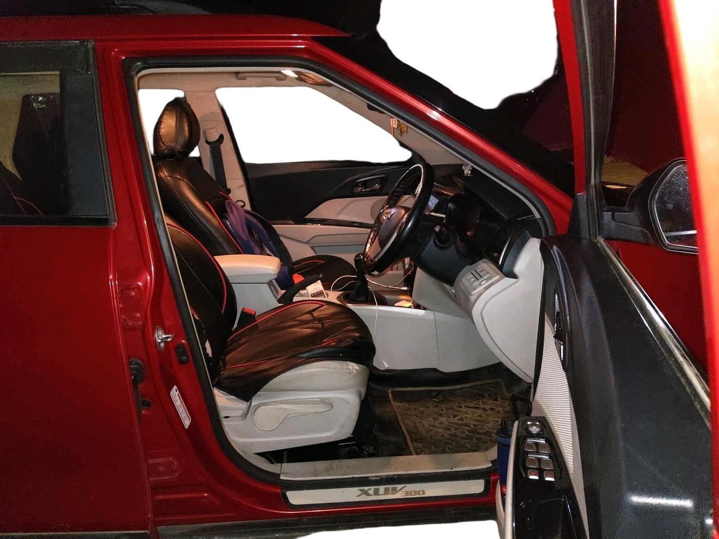 2022 Mahindra XUV300 W8 (O) 1.5 DIESEL, Diesel, Manual, 80,226 km, interior