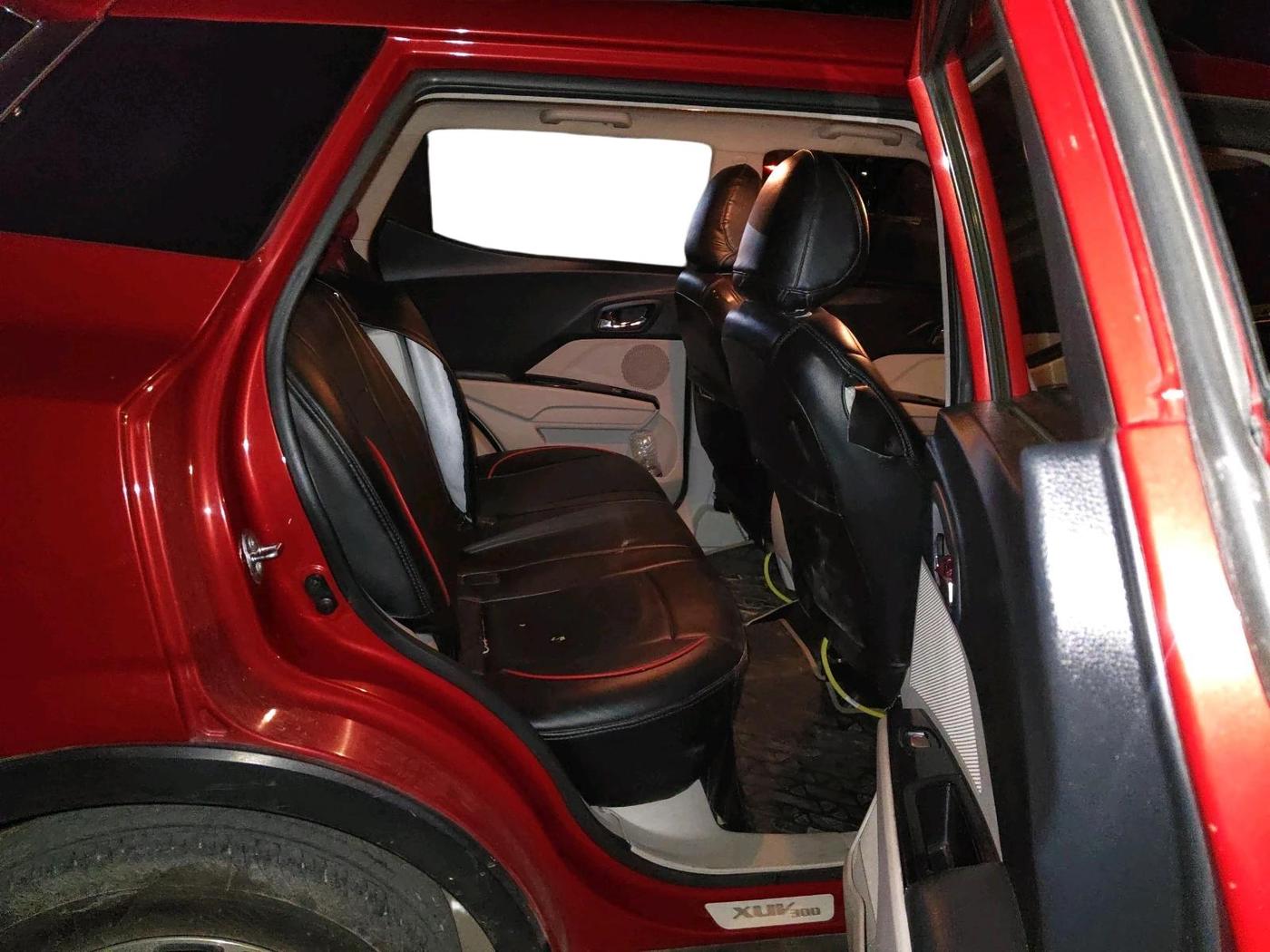 2022 Mahindra XUV300 W8 (O) 1.5 DIESEL, Diesel, Manual, 80,226 km, interior