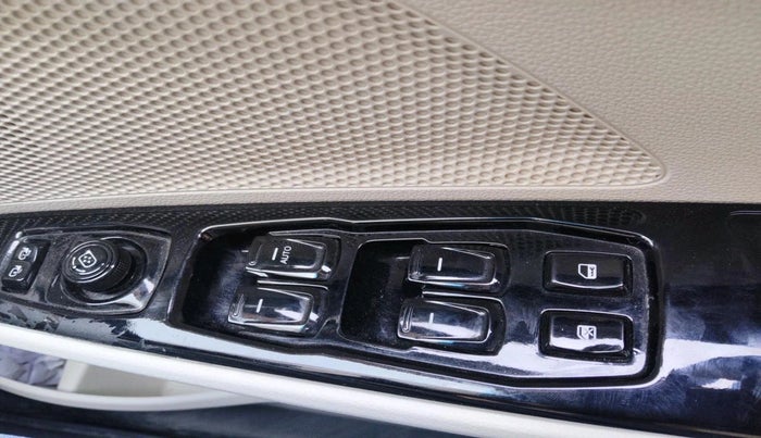 2024 Mahindra XUV 3XO AX7L 1.2 TGDi, Petrol, Manual, 16,641 km, interior