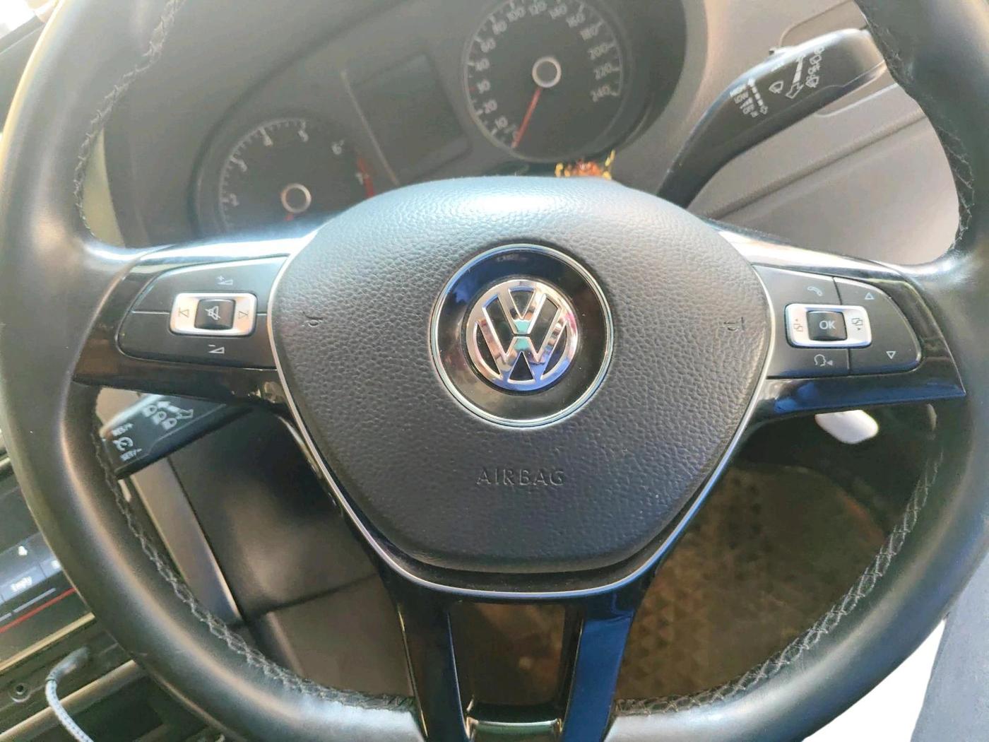 2018 Volkswagen Polo HIGHLINE PLUS 1.2(16 ALLOY, Petrol, Manual, 1,10,438 km, interior