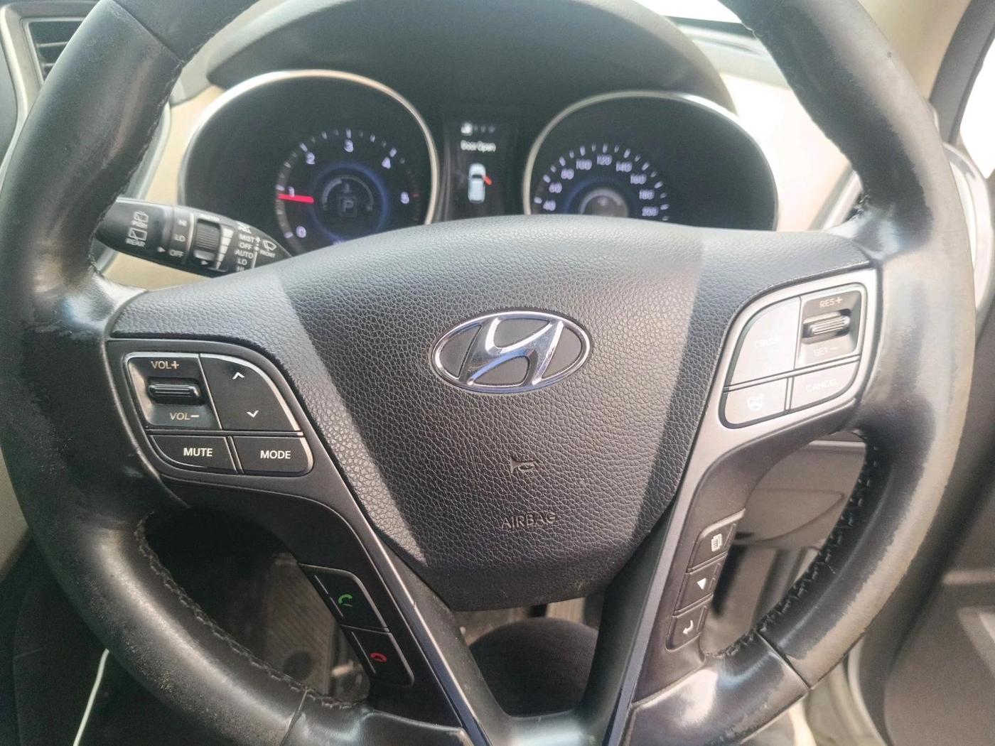 2014 Hyundai Santa Fe 4 WD AT, Diesel, Automatic, 1,35,151 km, interior