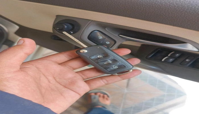 2011 Volkswagen Vento HIGHLINE 1.6 MPI, Petrol, Manual, 1,15,510 km, interior