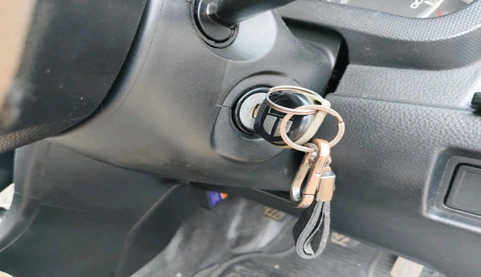 2013 Maruti Swift VXI, Petrol, Manual, 80,899 km, interior