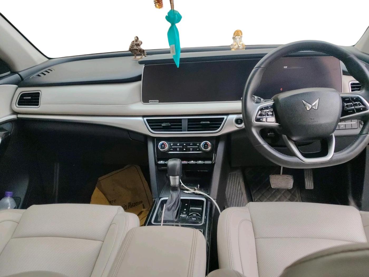 2023 Mahindra XUV700 AX 7 LUXURY P AT 7 STR, Petrol, Automatic, 51,500 km, interior