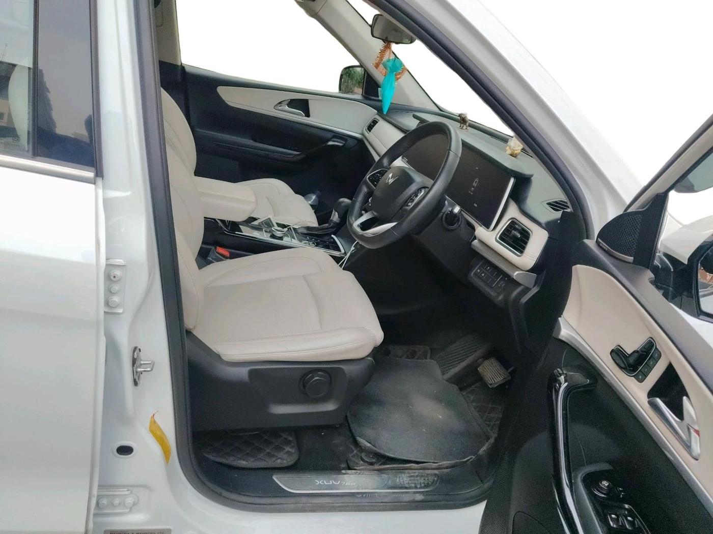 2023 Mahindra XUV700 AX 7 LUXURY P AT 7 STR, Petrol, Automatic, 51,500 km, interior