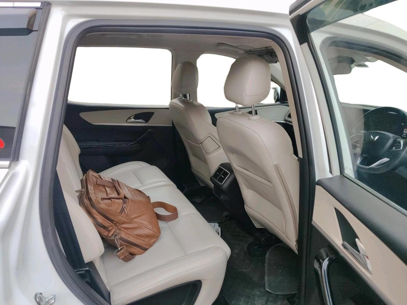 2023 Mahindra XUV700 AX 7 LUXURY P AT 7 STR, Petrol, Automatic, 51,500 km, interior