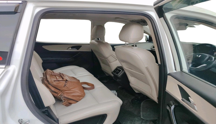 2023 Mahindra XUV700 AX 7 LUXURY P AT 7 STR, Petrol, Automatic, 50,439 km, interior