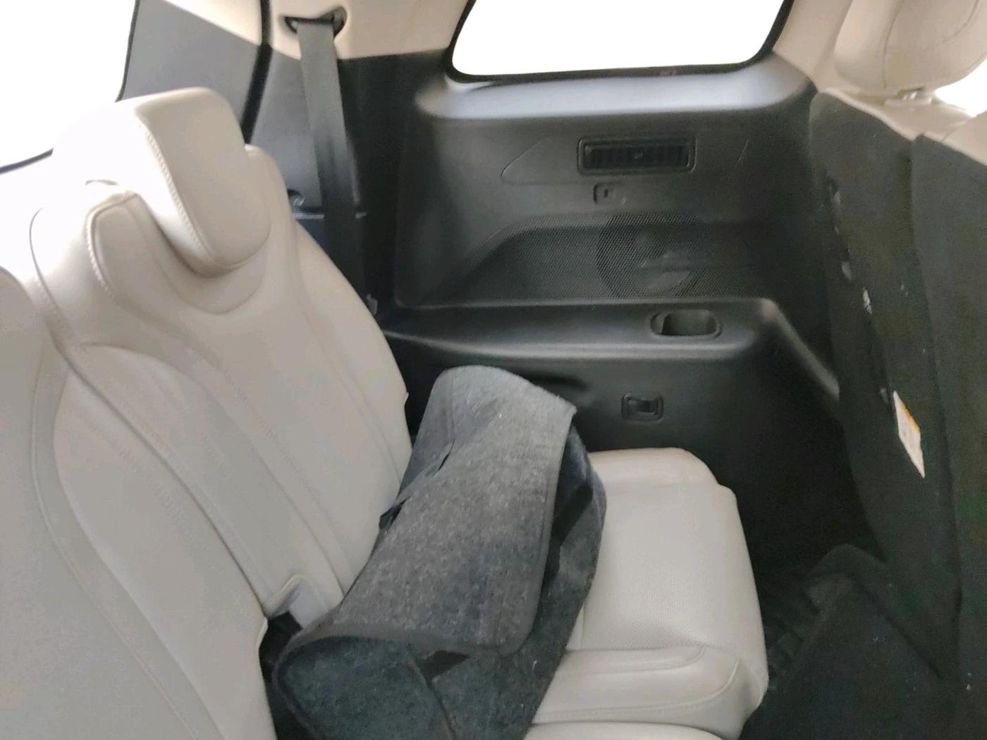 2023 Mahindra XUV700 AX 7 LUXURY P AT 7 STR, Petrol, Automatic, 51,500 km, interior