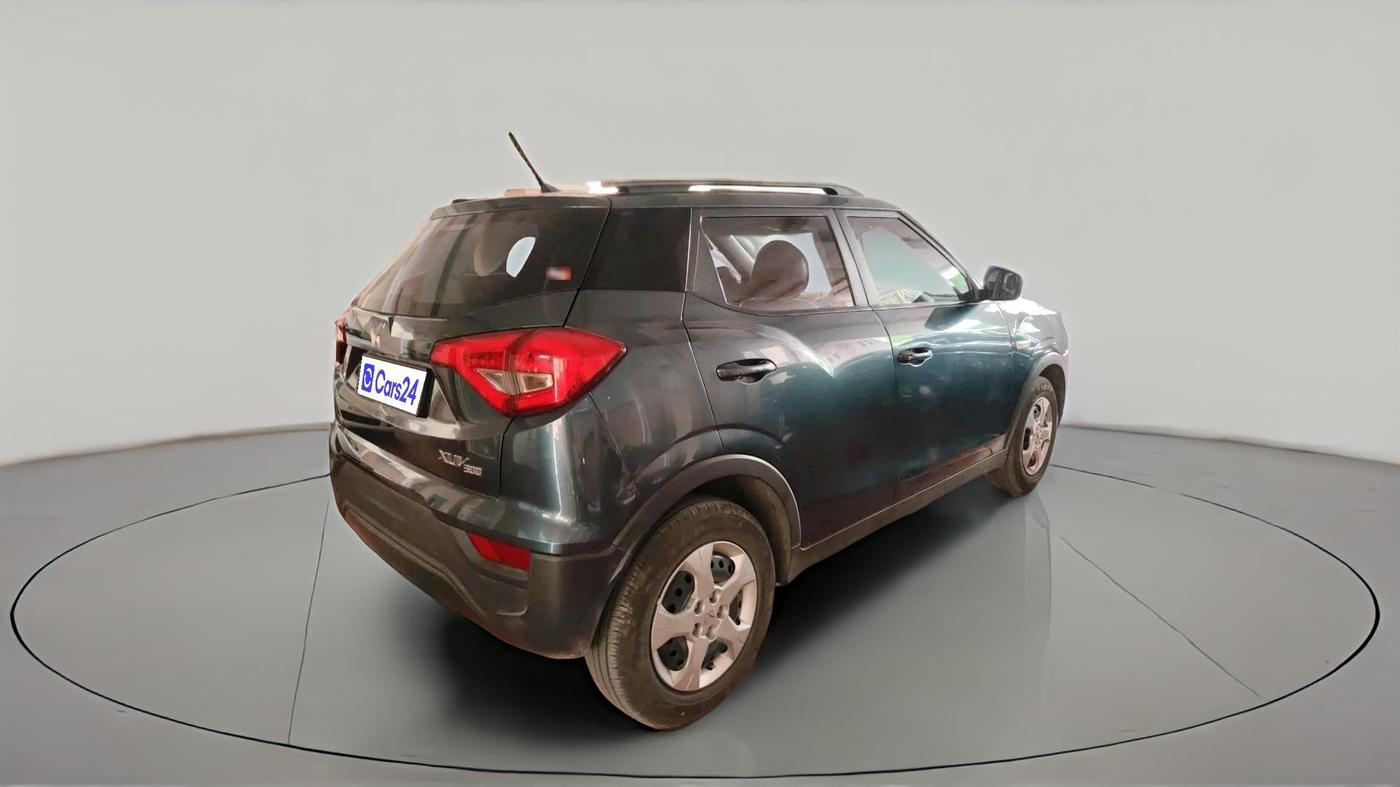 2023 Mahindra XUV300 W6 1.2 PETROL, Petrol, Manual, 28,442 km, exterior