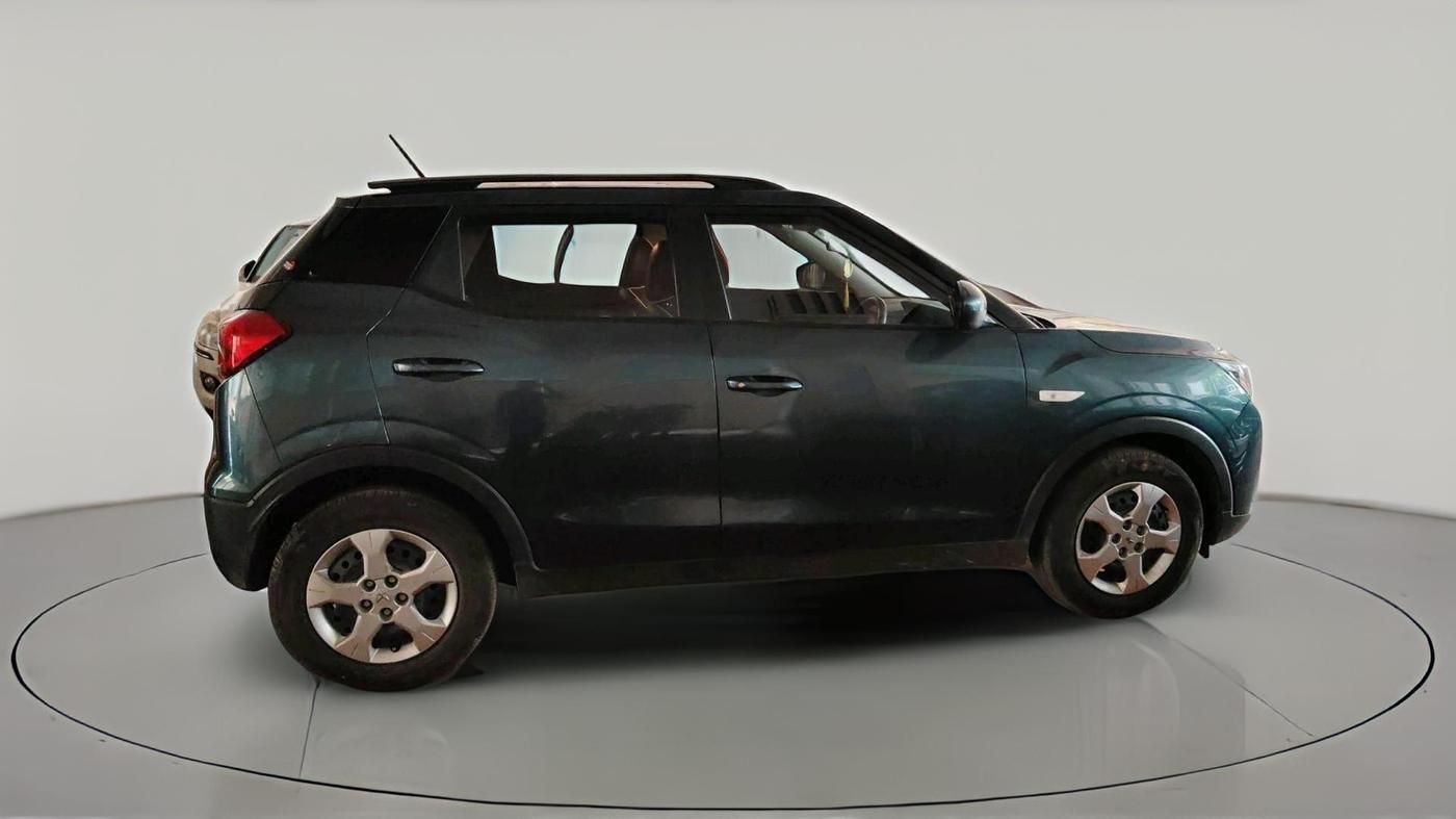 2023 Mahindra XUV300 W6 1.2 PETROL, Petrol, Manual, 28,442 km, exterior