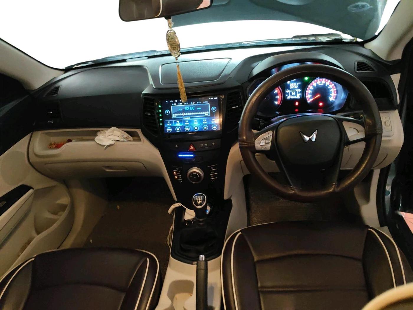2023 Mahindra XUV300 W6 1.2 PETROL, Petrol, Manual, 28,442 km, interior
