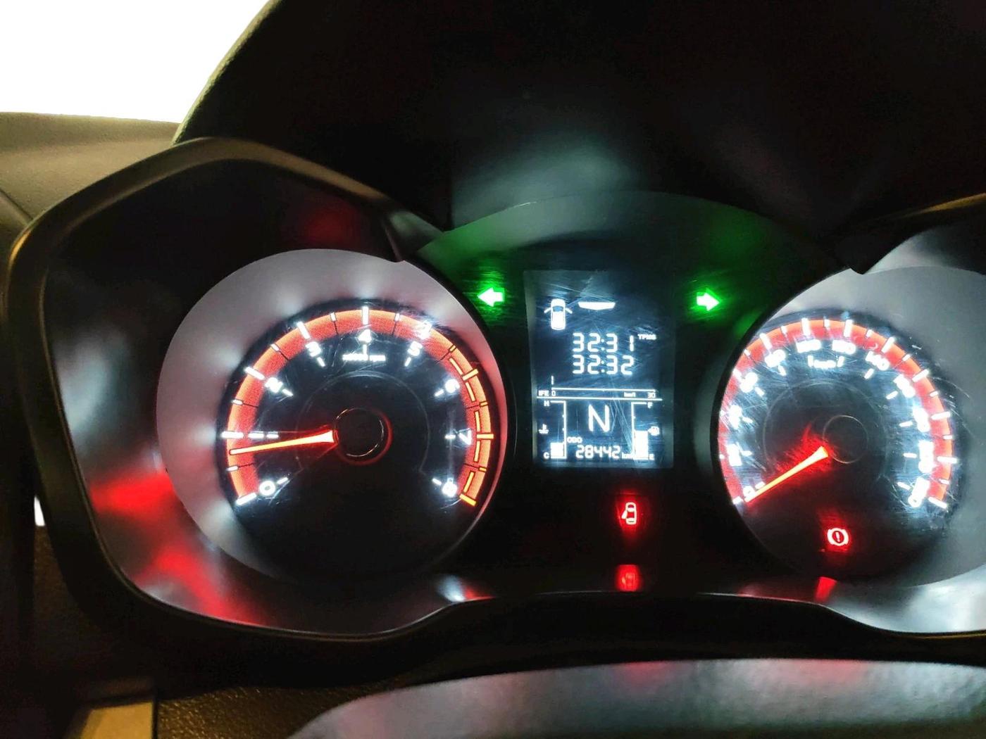 2023 Mahindra XUV300 W6 1.2 PETROL, Petrol, Manual, 28,442 km, interior