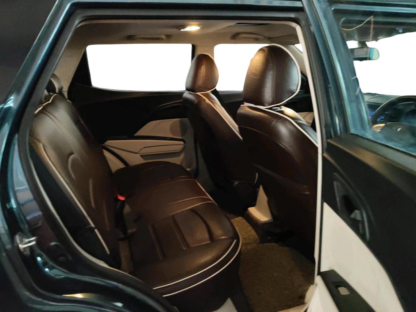 2023 Mahindra XUV300 W6 1.2 PETROL, Petrol, Manual, 28,442 km, interior
