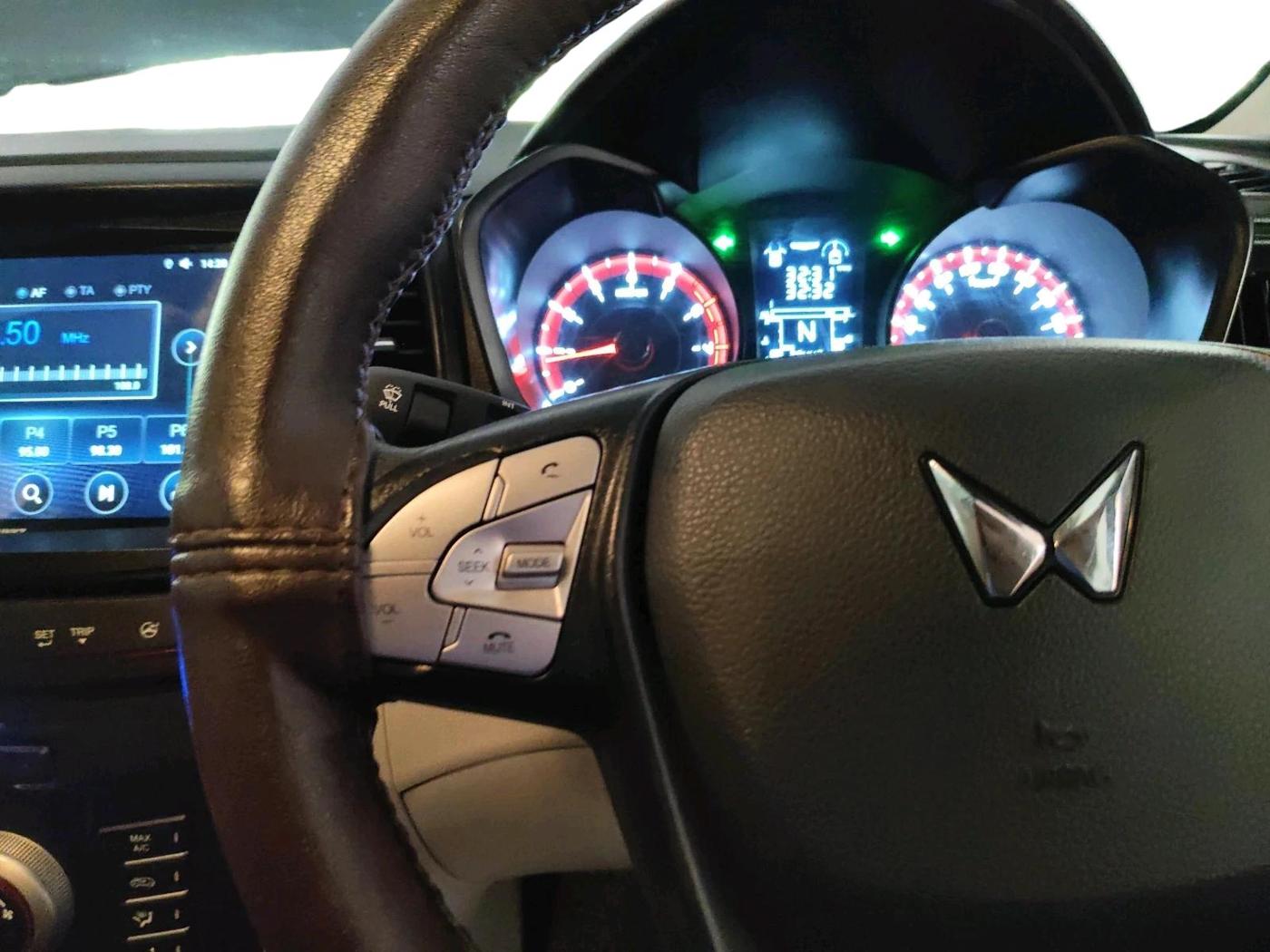 2023 Mahindra XUV300 W6 1.2 PETROL, Petrol, Manual, 28,442 km, interior
