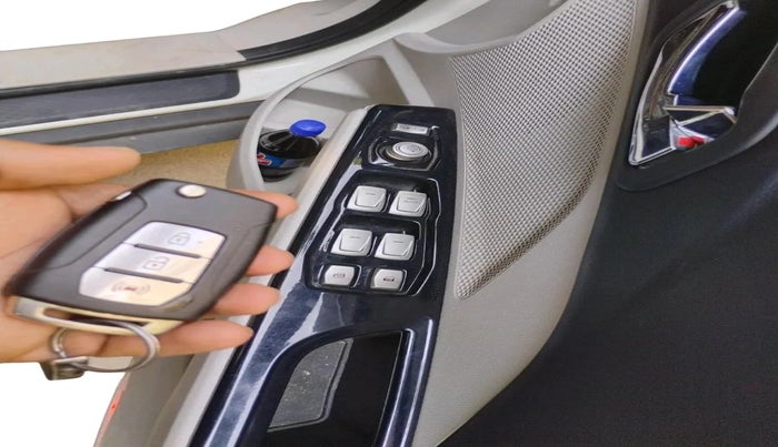 2021 Mahindra XUV300 W8 1.2 PETROL, Petrol, Manual, 48,065 km, interior