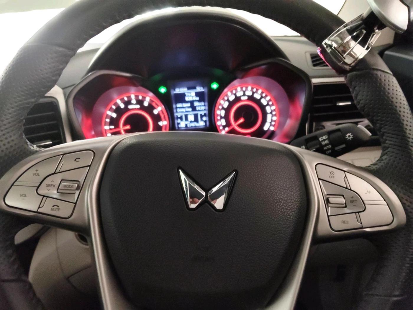 2022 Mahindra XUV300 W8 (O) 1.2 PETROL AMT, Petrol, Automatic, 11,467 km, interior
