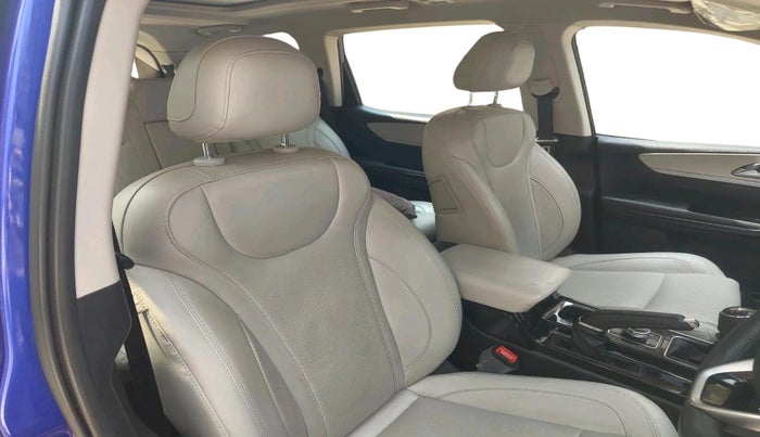 2022 Mahindra XUV700 AX 7 P MT 7 STR, Petrol, Manual, 35,561 km, interior