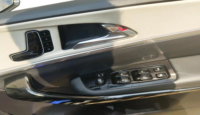 2022 Mahindra XUV700 AX 7 P MT 7 STR, Petrol, Manual, 35,561 km, interior