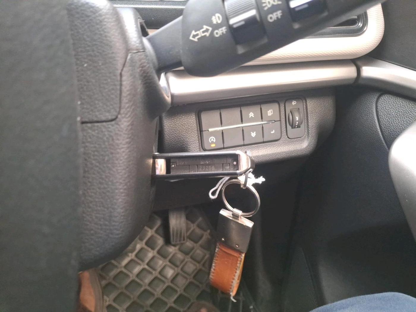 2023 Mahindra XUV700 MX P MT 5 STR, Petrol, Manual, 14,047 km, interior