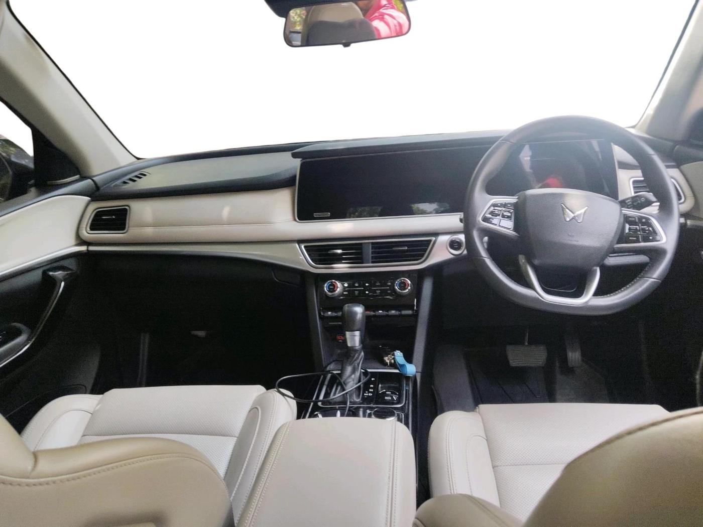 2023 Mahindra XUV700 AX 7 LUXURY P AT 7 STR, Petrol, Automatic, 52,167 km, interior