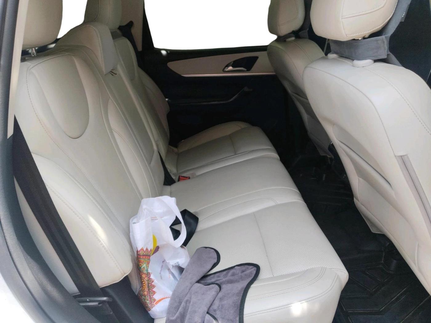2023 Mahindra XUV700 AX 7 LUXURY P AT 7 STR, Petrol, Automatic, 52,167 km, interior