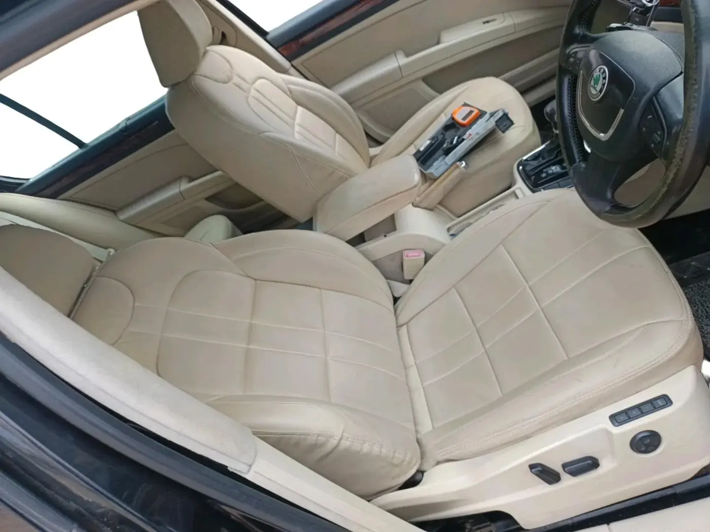 2012 Skoda Superb ELEGANCE 2.0 TDI CR AT, Diesel, Automatic, 1,76,000 km, interior