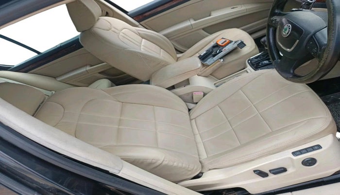 2012 Skoda Superb ELEGANCE 2.0 TDI CR AT, Diesel, Automatic, 1,75,650 km, interior