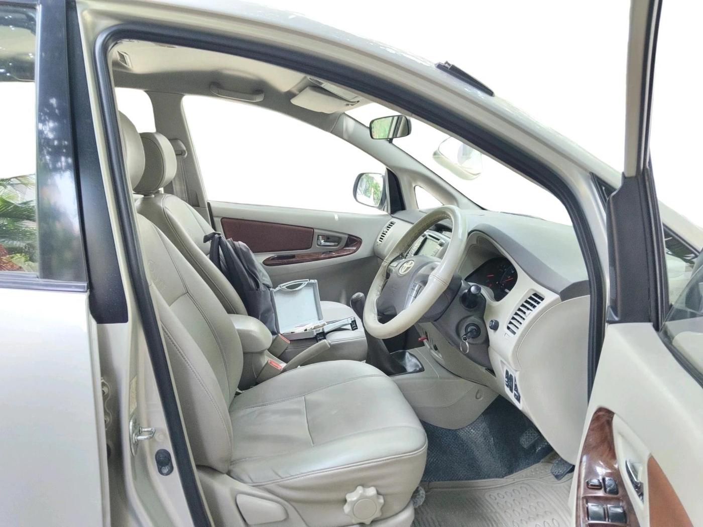 2012 Toyota Innova 2.5 VX 7 STR, Diesel, Manual, 90,076 km, interior
