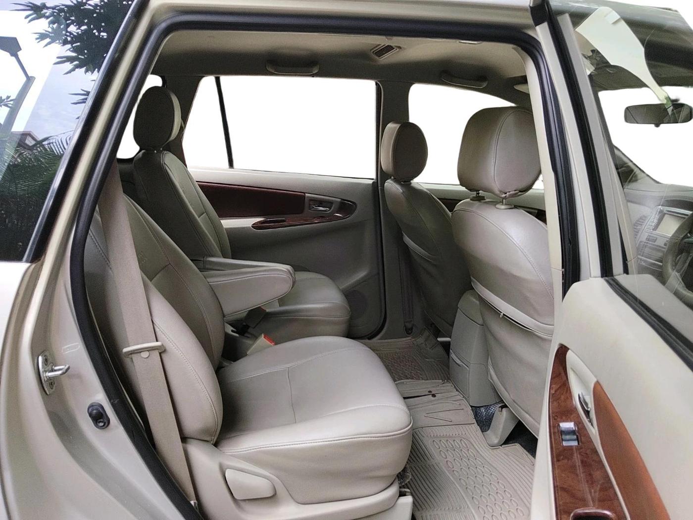 2012 Toyota Innova 2.5 VX 7 STR, Diesel, Manual, 90,076 km, interior