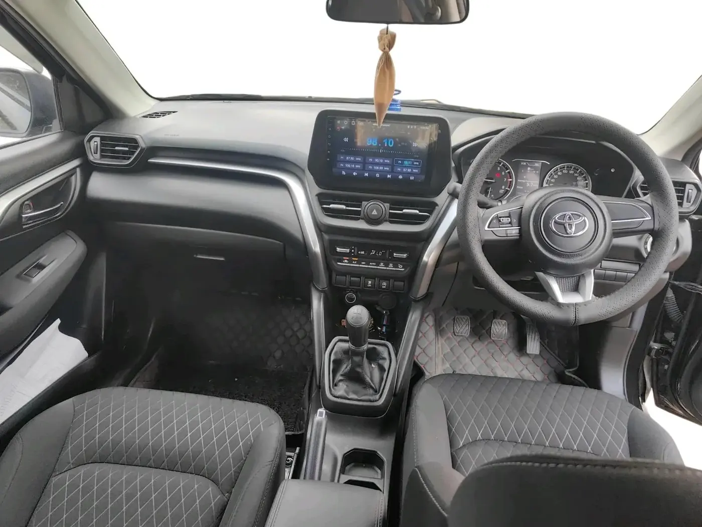 2025 Toyota URBAN CRUISER HYRYDER E NEO DRIVE, Petrol, Manual, 3,907 km, interior