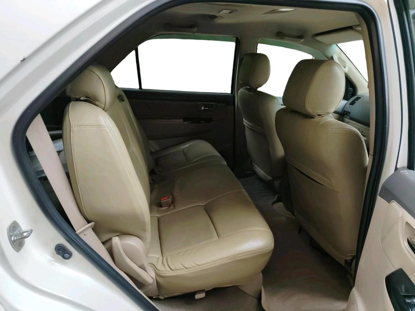 2012 Toyota Fortuner 3.0 4X4 MT, Diesel, Manual, 2,57,904 km, interior